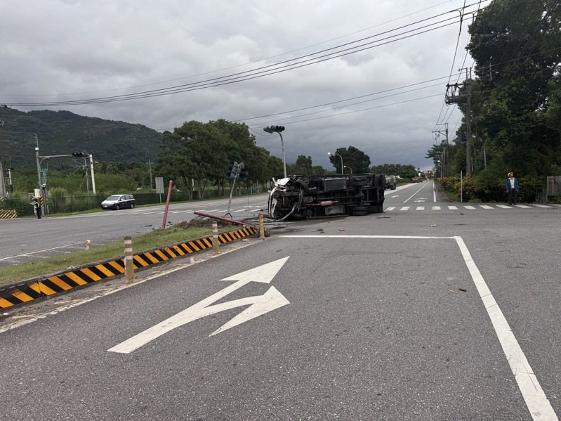 台9線236.7公里花蓮光復段北上車道,昨天下午4時許發生自撞車禍,導致駕駛周男左小腿斷肢,詳細事故原因尚待警方調查。圖/花蓮縣消防局提供 台9線236.7公里花蓮光復段北上車道,昨天下午4時許發生自撞車禍,導致駕駛周男左小腿斷肢,詳細事故原因尚待警方調查。圖/花蓮縣消防局提供