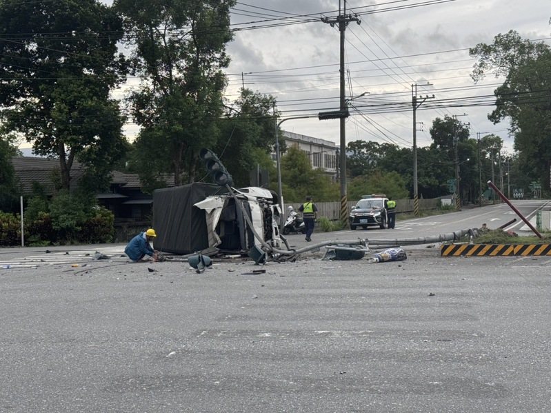 台9線236.7公里花蓮光復段北上車道,昨天下午4時許發生自撞車禍,駕駛周男不慎撞上路口號誌桿,導致左小腿斷肢。圖/花蓮縣消防局提供 台9線236.7公里花蓮光復段北上車道,昨天下午4時許發生自撞車禍,駕駛周男不慎撞上路口號誌桿,導致左小腿斷肢。圖/花蓮縣消防局提供