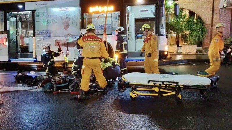 巨業客運施姓司機開車撞死林姓女大生，消防隊員以千斤頂、破壞器材搶救。記者陳宏睿／翻攝