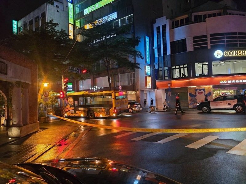 台中市2名女大生22日晚間過馬路遭撞，其中1人遭捲入車底，被救出後送醫不治，警方在車禍現場拉起封鎖線。（民眾提供）中央社