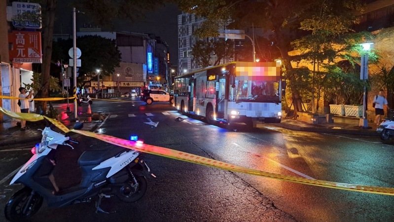 台中巨業客運22日晚間行經宮原眼科附近時,撞死走在斑馬線的林姓女大生。聯合報記者陳宏睿/翻攝 台中巨業客運22日晚間行經宮原眼科附近時,撞死走在斑馬線的林姓女大生。聯合報記者陳宏睿/翻攝
