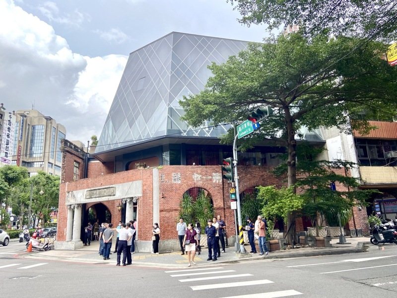 台中市中區知名景點宮原眼科前,22日晚間2名東海女大生跨越行人穿越道時,遭綠燈左轉的巨業客運撞上,釀1死1傷。經統計巨業客運過去5年造成2死,69件受傷事故,中市府23日開罰新台幣120萬元。中央社 台中市中區知名景點宮原眼科前,22日晚間2名東海女大生跨越行人穿越道時,遭綠燈左轉的巨業客運撞上,釀1死1傷。經統計巨業客運過去5年造成2死,69件受傷事故,中市府23日開罰新台幣120萬元。中央社