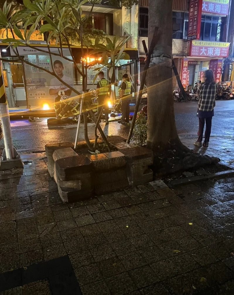 台中巨業公車撞死女大生,家屬悲憤。據了解這輛公車裝先進輔助系統仍肇禍。圖/讀者提供 台中巨業公車撞死女大生,家屬悲憤。據了解這輛公車裝先進輔助系統仍肇禍。圖/讀者提供