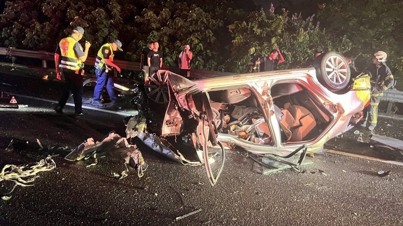 國道一號南下雲林路段晚上發生追撞車禍，造成3人無生命跡象、一人受傷。記者陳雅玲／翻攝
