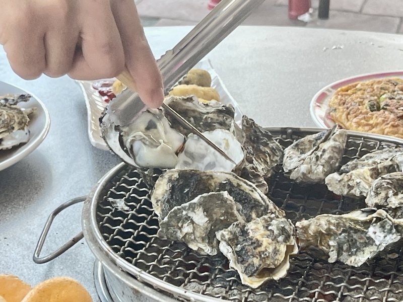 曾姓男子私運大陸產冷凍牡蠣,24公噸流向市面,但法官認為無法證明該批牡蠣為管制品,判兩人無罪。牡蠣示意圖。本報資料照片 曾姓男子私運大陸產冷凍牡蠣,24公噸流向市面,但法官認為無法證明該批牡蠣為管制品,判兩人無罪。牡蠣示意圖。本報資料照片
