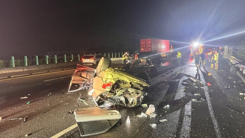 國道一號南下雲林路段晚上發生追撞車禍，造成3人無生命跡象、一人受傷。 記者陳雅玲／翻攝