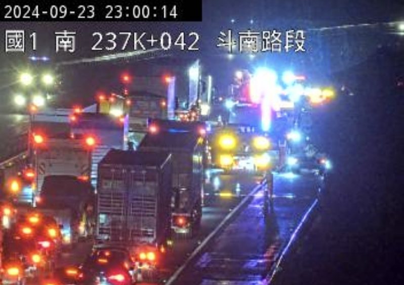 國道一號南下雲林路段晚上發生追撞車禍，造成3人無生命跡象、一人受傷。記者陳雅玲／翻攝