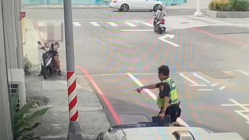 黃姓男子（左）肇逃後遇警方攔車，對他開出3項罰單。記者林保光／翻攝