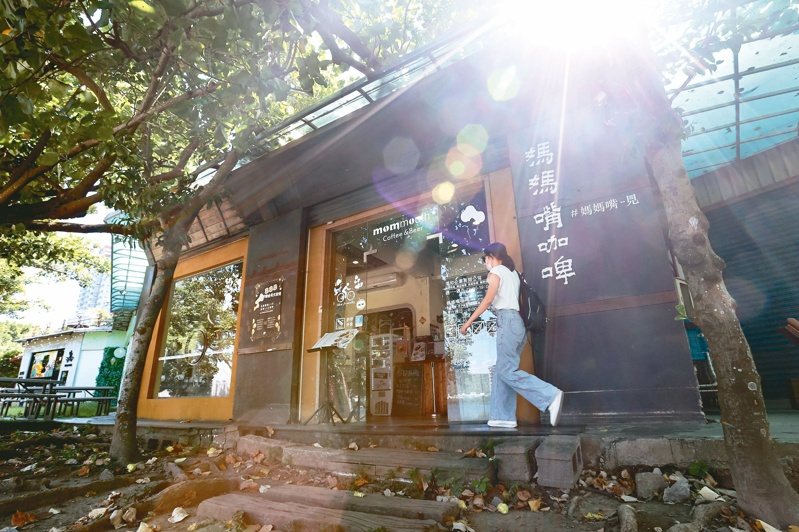 現在的媽媽嘴 當年的媽媽嘴咖啡現已改名為「媽媽嘴咖啤」持續營業,平日下午店內也有五成顧客。顧客表示知道以前有凶殺案,但不會影響消費意願。記者林伯東/攝影 現在的媽媽嘴 當年的媽媽嘴咖啡現已改名為「媽媽嘴咖啤」持續營業,平日下午店內也有五成顧客。顧客表示知道以前有凶殺案,但不會影響消費意願。記者林伯東/攝影