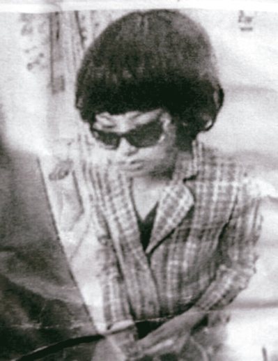 媽媽嘴咖啡店女店長謝依涵,變裝至銀行ATM試圖盜領死者存款時被監視器錄下。 圖/翻攝畫面 媽媽嘴咖啡店女店長謝依涵,變裝至銀行ATM試圖盜領死者存款時被監視器錄下。 圖/翻攝畫面
