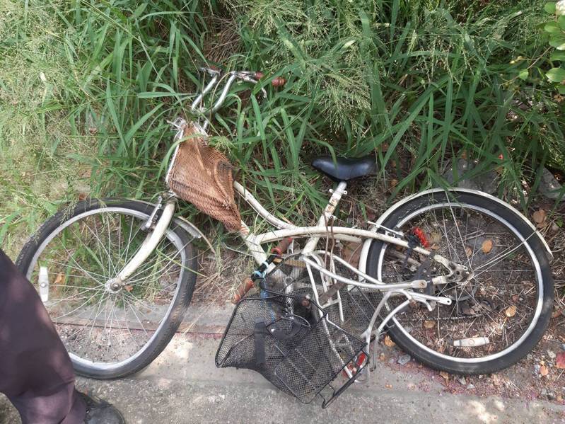 彰化縣花壇鄉83歲張姓老婦人今天上午騎腳踏車與一輛大貨車相撞，人車被拖行到花秀路平交道，倒在鐵軌上，送醫仍告不治，圖為被撞毀的腳踏車。圖／警方提供