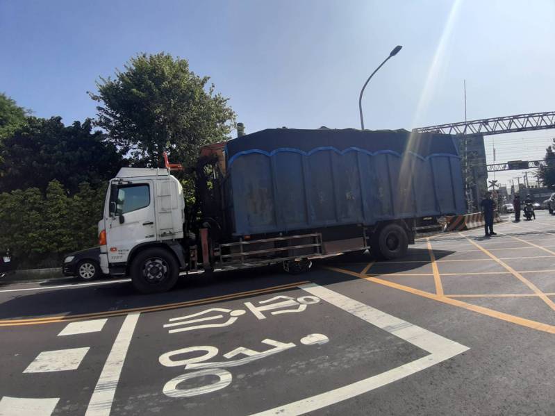彰化縣花壇鄉83歲張姓老婦人今天上午騎腳踏車與一輛大貨車相撞，人車被拖行到花秀路平交道，倒在鐵軌上，送醫仍告不治，圖為肇事大貨車。圖／警方提供