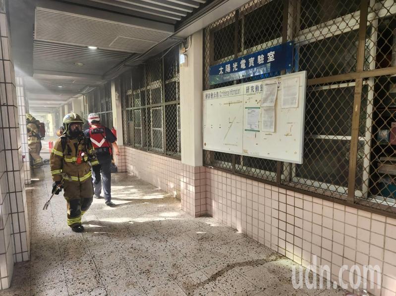 台南大學榮譽校區太陽光電實驗室失火冒煙,消防人員到場滅火。記者黃宣翰/攝影 台南大學榮譽校區太陽光電實驗室失火冒煙,消防人員到場滅火。記者黃宣翰/攝影