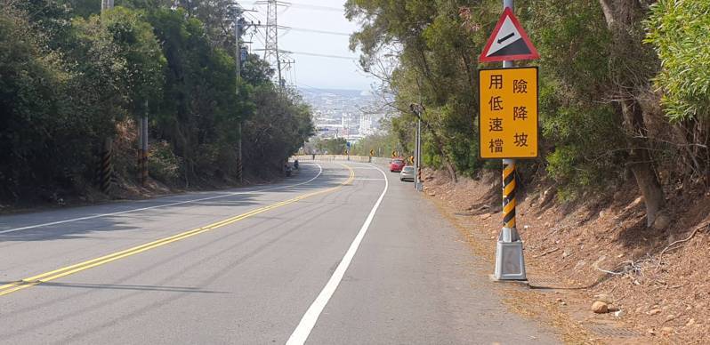 台中市清水區嘉陽高中女學生張辰羽3年前搭公車到校，走斑馬線時被公車撞死，學校前上坡路段，設置提醒標誌。記者游振昇／攝影