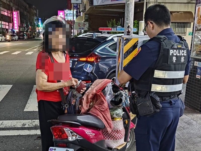 台南市90歲曾姓老婦人(左)昨晚騎著機車在中西區武聖路迷路,經巡邏警員協助順利返家。記者黃宣翰/翻攝 台南市90歲曾姓老婦人(左)昨晚騎著機車在中西區武聖路迷路,經巡邏警員協助順利返家。記者黃宣翰/翻攝
