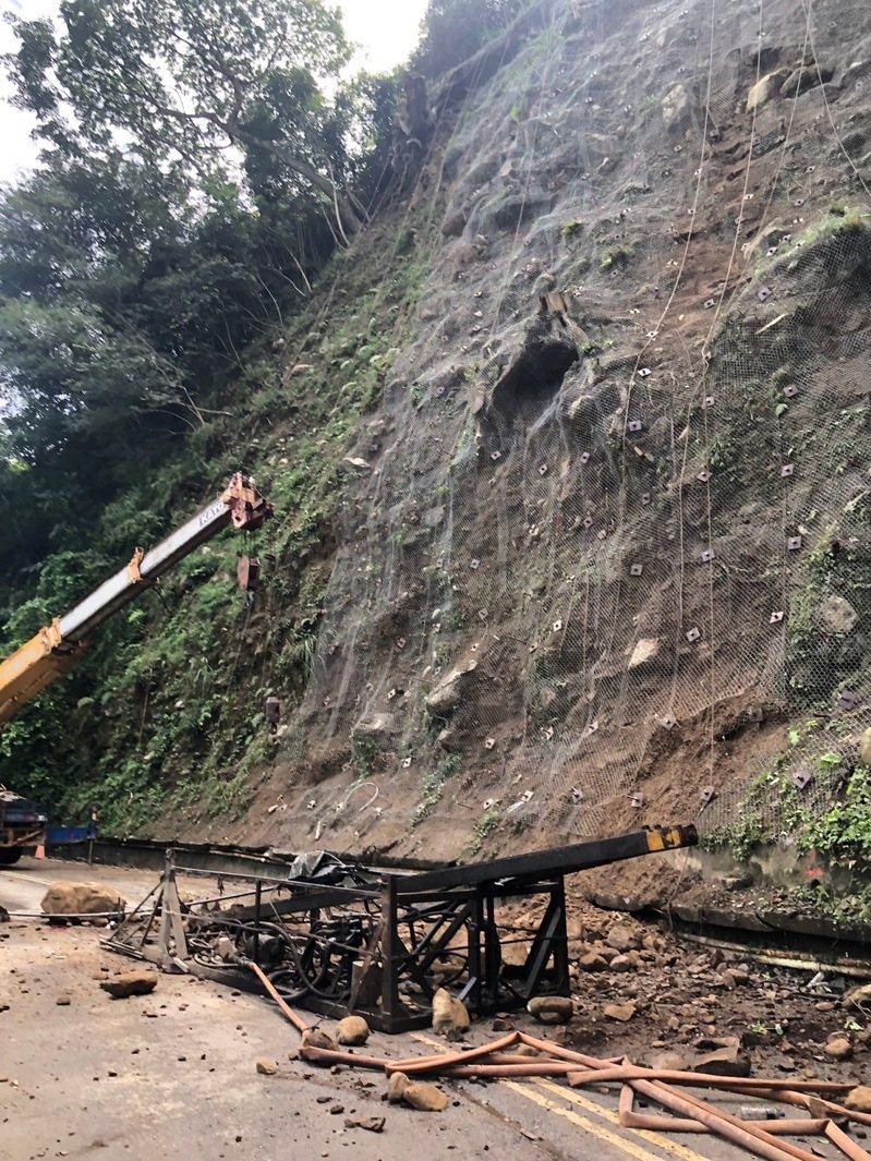 苗栗縣泰安鄉苗62線泰雅原住民文化產業區附近,今天上午10點半左右發生落石砸中山壁施工的工人,1人失去生命跡象,送醫搶救中。圖/民眾提供 苗栗縣泰安鄉苗62線泰雅原住民文化產業區附近,今天上午10點半左右發生落石砸中山壁施工的工人,1人失去生命跡象,送醫搶救中。圖/民眾提供