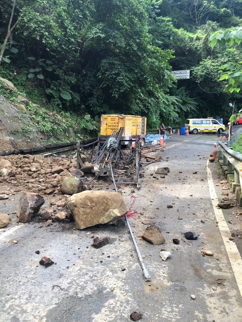 苗栗縣泰安鄉苗62線泰雅原住民文化產業區附近,今天上午10點半左右發生落石砸中山壁施工的工人,1人失去生命跡象,送醫搶救中。圖/民眾提供 苗栗縣泰安鄉苗62線泰雅原住民文化產業區附近,今天上午10點半左右發生落石砸中山壁施工的工人,1人失去生命跡象,送醫搶救中。圖/民眾提供
