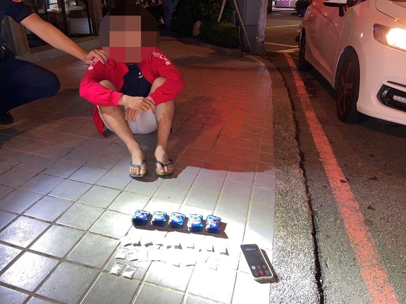 台中市李姓男子因未繫安全帶遭盤查，警方查獲市價23萬元的潮流玩具外包裝毒品。記者陳宏睿／翻攝