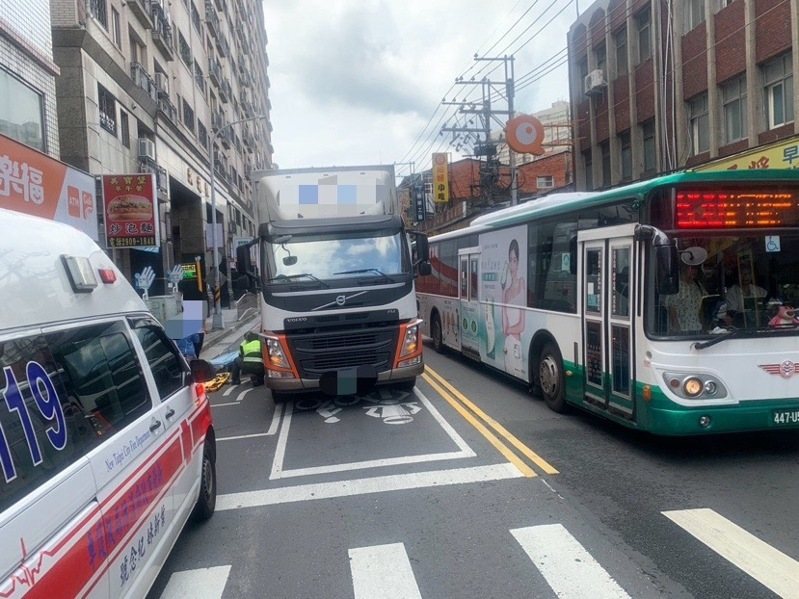 96歲老翁貼著大貨車車頭穿越馬路,司機在駕駛座的高度看不到人,也沒留意到老翁從旁邊靠近。老翁被撞倒輾斷雙腿,送醫不治。記者林昭彰/翻攝 96歲老翁貼著大貨車車頭穿越馬路,司機在駕駛座的高度看不到人,也沒留意到老翁從旁邊靠近。老翁被撞倒輾斷雙腿,送醫不治。記者林昭彰/翻攝