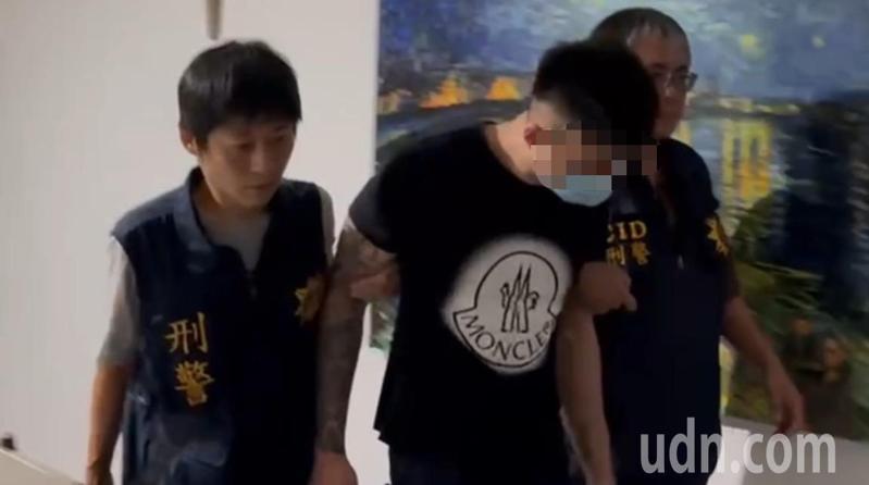 顏姓男子騎機車遭撞,車毀人傷,警方逮捕肇逃的王姓男子(中)。記者林保光/翻攝 顏姓男子騎機車遭撞,車毀人傷,警方逮捕肇逃的王姓男子(中)。記者林保光/翻攝