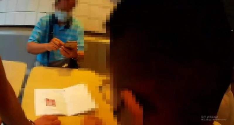 員警見時機成熟上前逮人,王男對於犯行坦承不諱,供稱是受綽號「螺絲」、身分不明的詐欺上游人員指示取款,第一次做案就被逮。記者李隆揆/翻攝 員警見時機成熟上前逮人,王男對於犯行坦承不諱,供稱是受綽號「螺絲」、身分不明的詐欺上游人員指示取款,第一次做案就被逮。記者李隆揆/翻攝