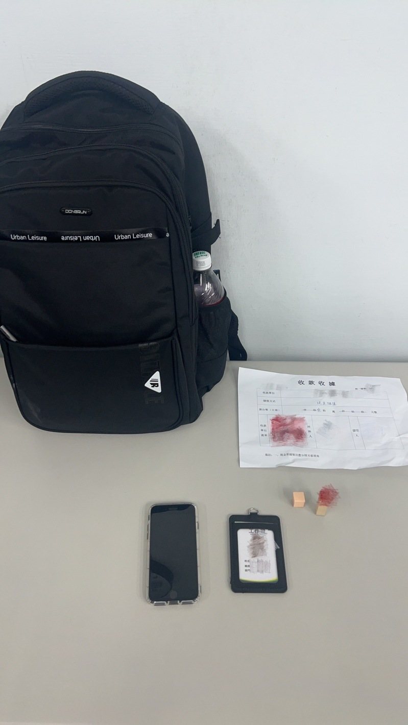 王男配戴偽造的專員工作證、帶著偽造印章及收據出現,準備以某國際投資公司名義向廖男收款。記者李隆揆/翻攝 王男配戴偽造的專員工作證、帶著偽造印章及收據出現,準備以某國際投資公司名義向廖男收款。記者李隆揆/翻攝