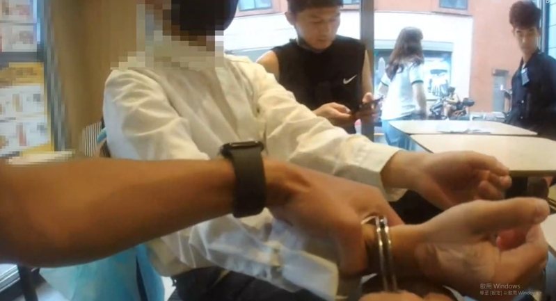 員警見時機成熟上前逮人,王男對於犯行坦承不諱,供稱是受綽號「螺絲」、身分不明的詐欺上游人員指示取款,第一次做案就被逮。記者李隆揆/翻攝 員警見時機成熟上前逮人,王男對於犯行坦承不諱,供稱是受綽號「螺絲」、身分不明的詐欺上游人員指示取款,第一次做案就被逮。記者李隆揆/翻攝