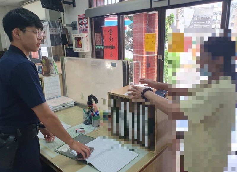 連女上遭到電信投資詐騙,還好到台南市警三分局安中派出所詢問保住10萬元。記者黃宣翰/翻攝 連女上遭到電信投資詐騙,還好到台南市警三分局安中派出所詢問保住10萬元。記者黃宣翰/翻攝