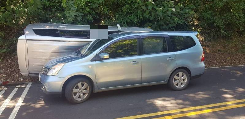 淡水三空泉山區上午發生車禍,1輛休旅車失控側翻,車頂撞到另1輛車,女駕駛受困翻覆車內。記者林昭彰/翻攝 淡水三空泉山區上午發生車禍,1輛休旅車失控側翻,車頂撞到另1輛車,女駕駛受困翻覆車內。記者林昭彰/翻攝