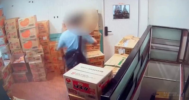 慣竊陳男今早在潛入台北市士林區一處無人拉麵店行竊，過程觸發警報器，店主遠端查看發現陳男犯行，報警處理。記者李隆揆／翻攝