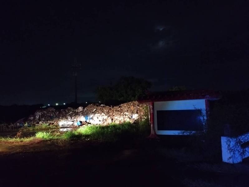 南市將軍區將軍溪畔50噸廢棄物入侵，地方譁然，警追查中。圖／警方提供