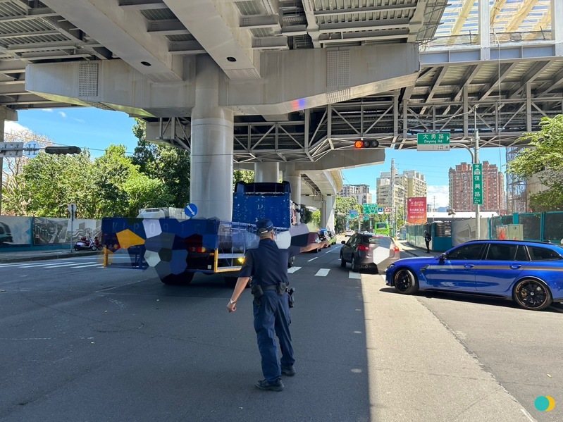 新北市三峽區復興路今天上午發生一起3車車禍，造成一死一傷，現場沒有人酒駕，肇因待查。記者曾伯愷／翻攝