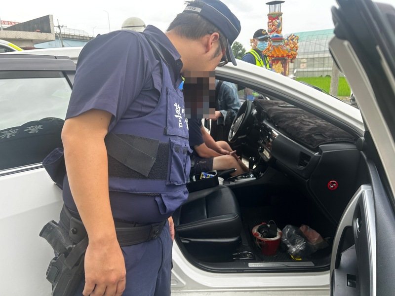 嘉義警方鍥而不捨找到男子車輛及時協助送醫。圖／翻攝畫面