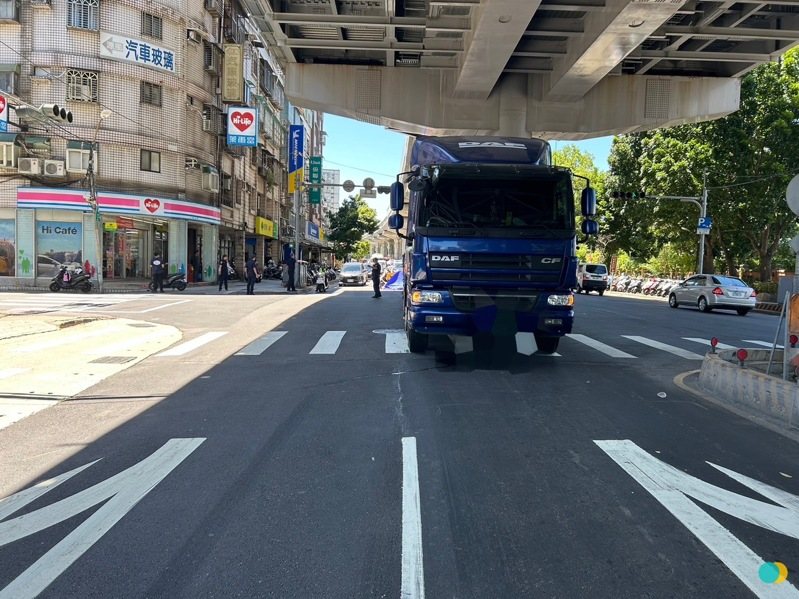 新北市三峽區復興路今天上午發生一起3車車禍，造成一死一傷，現場沒有人酒駕，肇因待查。記者曾伯愷／翻攝