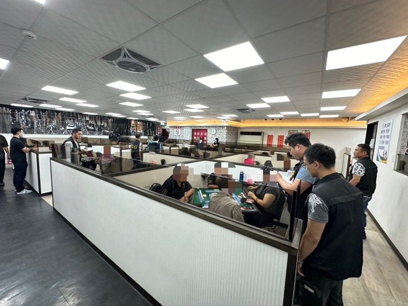 基隆警方查獲張姓離職警員經營的棋牌休閒館，涉嫌賭博行為，查扣賭具及賭資11萬1200元，偵詢後依賭博罪嫌送辦。記者邱瑞杰／翻攝
