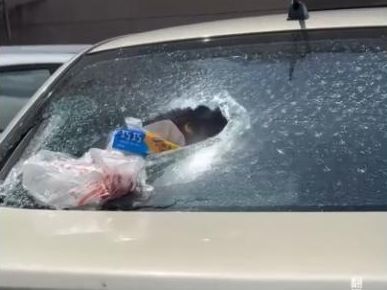 李姓男子在車禍後,猛擊自己的後車窗,將車窗擊出破洞。圖/擷取自主會事新聞影音 李姓男子在車禍後,猛擊自己的後車窗,將車窗擊出破洞。圖/擷取自主會事新聞影音