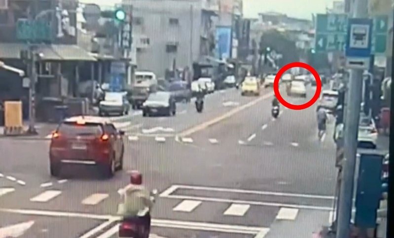 李姓男子疑開車(紅圈處)失控,衝向對面的停車場。記者林保光/翻攝 李姓男子疑開車(紅圈處)失控,衝向對面的停車場。記者林保光/翻攝
