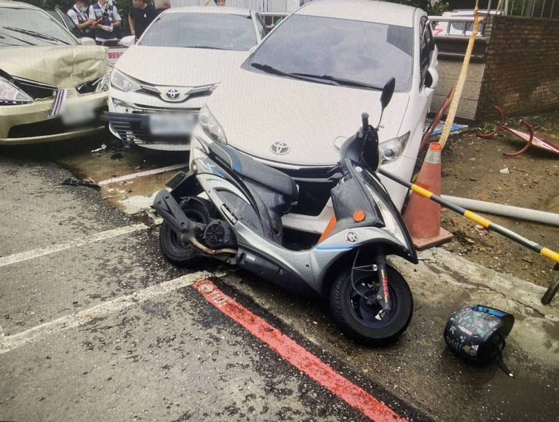 李姓男子疑開車(右車)失控,撞上停車場的車輛,網傳「好像有人開槍」。記者林保光/翻攝 李姓男子疑開車(右車)失控,撞上停車場的車輛,網傳「好像有人開槍」。記者林保光/翻攝