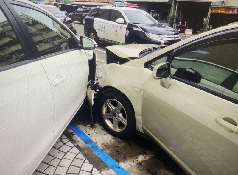 李姓男子疑開車(右車)失控,撞上停車場的車輛,網傳「好像有人開槍」。記者林保光/翻攝 李姓男子疑開車(右車)失控,撞上停車場的車輛,網傳「好像有人開槍」。記者林保光/翻攝