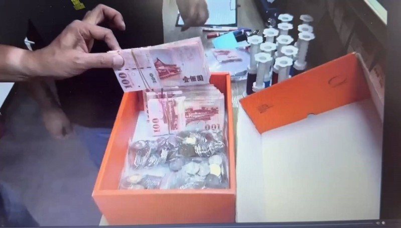 基隆警方查獲張姓離職警員經營的棋牌休閒館，涉嫌賭博行為，查扣賭具及賭資11萬1200元，偵詢後依賭博罪嫌送辦。記者邱瑞杰／翻攝