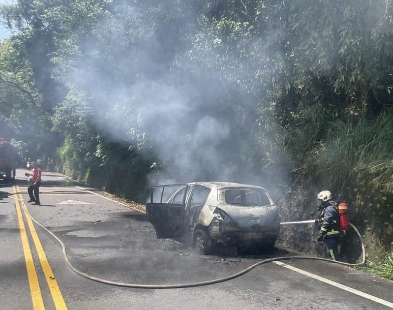 芬園鄉員草路一段今天上午近11點發生火燒車事故，駕駛及乘客共3人緊急逃出車外，火勢在半小時內撲滅。圖／彰化消防局提供