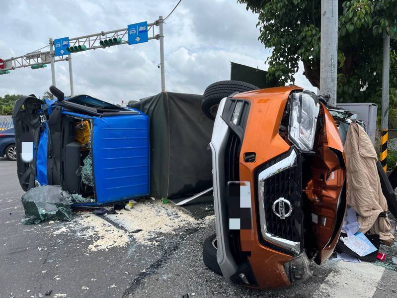 桃園市觀音區台66快速道路今中午發生一起翻車意外，一輛小客車因闖紅燈遭直行小貨車撞上，2輛車當場翻覆。記者周嘉茹／翻攝