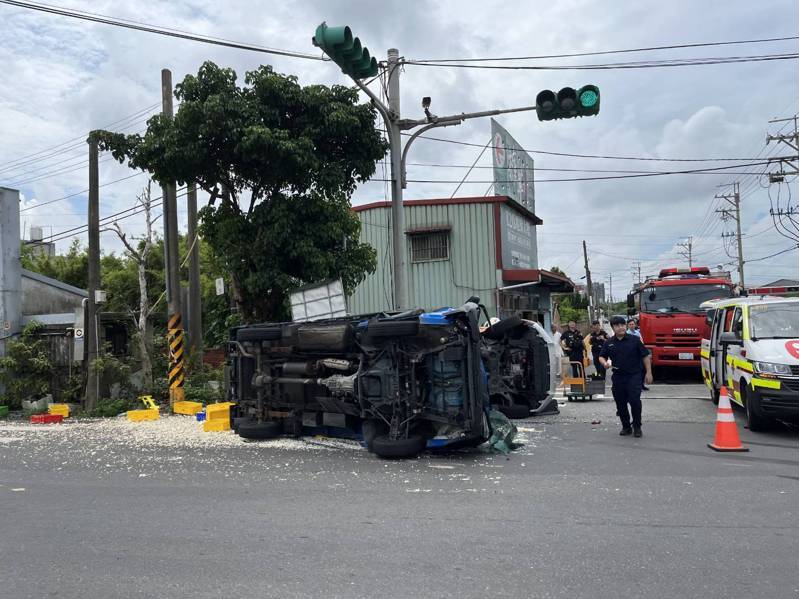 桃園市觀音區台66快速道路今中午發生一起翻車意外，一輛小客車因闖紅燈遭直行小貨車撞上，2輛車當場翻覆。記者周嘉茹／翻攝