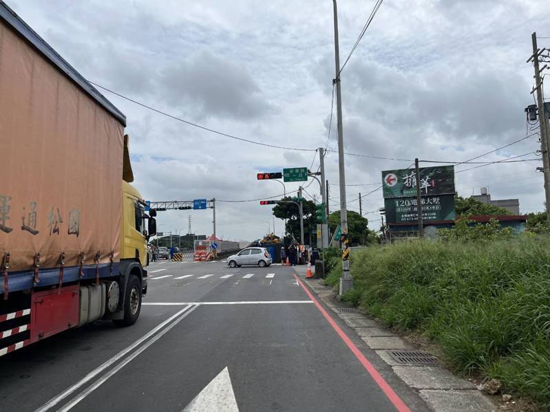 桃園市觀音區台66快速道路今中午發生一起翻車意外，一輛小客車因闖紅燈遭直行小貨車撞上，2輛車當場翻覆。記者周嘉茹／翻攝