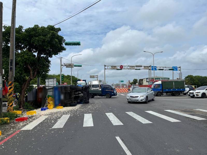 桃園市觀音區台66快速道路今中午發生一起翻車意外，一輛小客車因闖紅燈遭直行小貨車撞上，2輛車當場翻覆。記者周嘉茹／翻攝