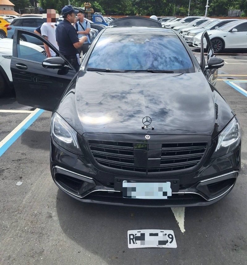 海山警方發現這輛賓士車懸掛的車牌查無車籍資料。記者黃子騰/翻攝 海山警方發現這輛賓士車懸掛的車牌查無車籍資料。記者黃子騰/翻攝