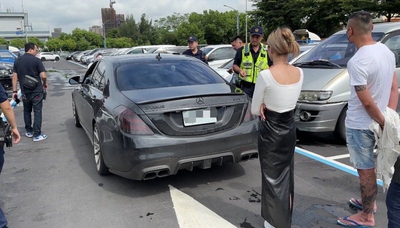 開車的葉女及乘客李男遭警方逮捕。記者黃子騰/翻攝 開車的葉女及乘客李男遭警方逮捕。記者黃子騰/翻攝