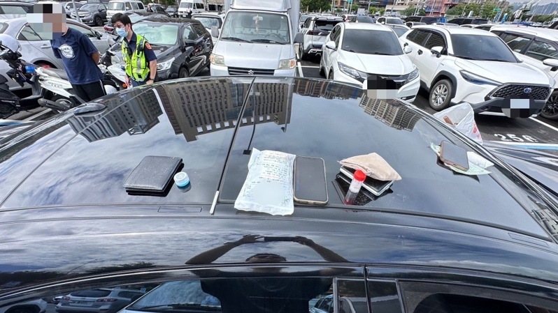 警方在車內搜出K他命毒品。記者黃子騰/翻攝 警方在車內搜出K他命毒品。記者黃子騰/翻攝