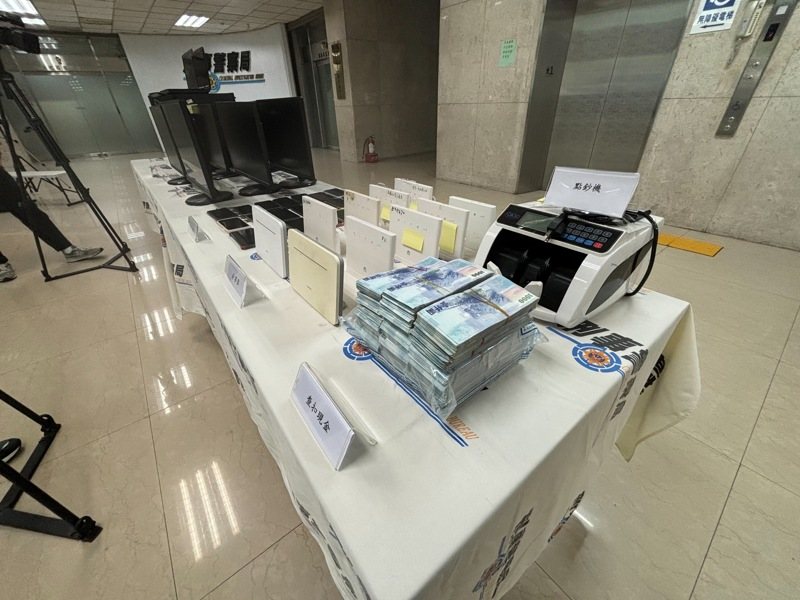 全案查扣現金296萬元、汽車4輛、電腦設備等贓證物一批。記者李隆揆／攝影
