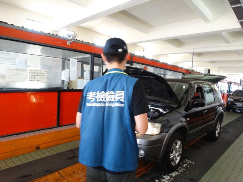 台北區監理站2名負責驗車的吳姓、張姓鍵入員,涉嫌與10名代辦驗車業者勾結,對超重無法通過驗車的小貨車作弊、放水,遭新北地檢署依刑法使公務員登載不實及貪汙圖利罪起訴。圖/示意圖,非事發監理站 台北區監理站2名負責驗車的吳姓、張姓鍵入員,涉嫌與10名代辦驗車業者勾結,對超重無法通過驗車的小貨車作弊、放水,遭新北地檢署依刑法使公務員登載不實及貪汙圖利罪起訴。圖/示意圖,非事發監理站